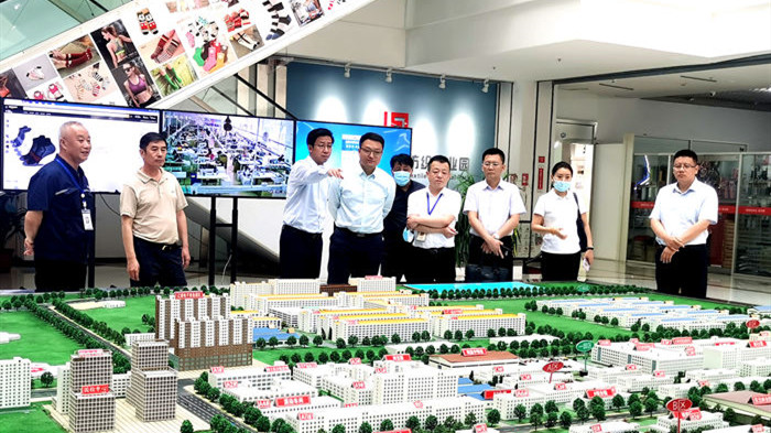 集團總經(jīng)理吳波一行到東北襪業(yè)紡織工業(yè)園調研考察